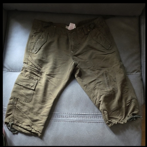 No Boundaries Khaki/Olive Green Cargo Capris (Size 11) - Picture 3 of 3